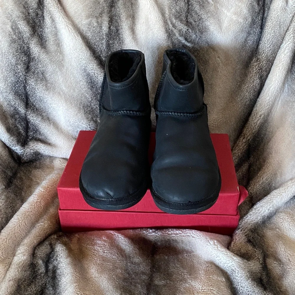 Australia Luxe Collection Sheepskin Lined Black Leather Logo Boots Unisex